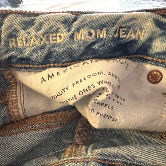 American Eagle Size 6 Mom Jean - Picture 4 of 5